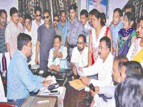 minister katheria annoyed from municipal commissioner